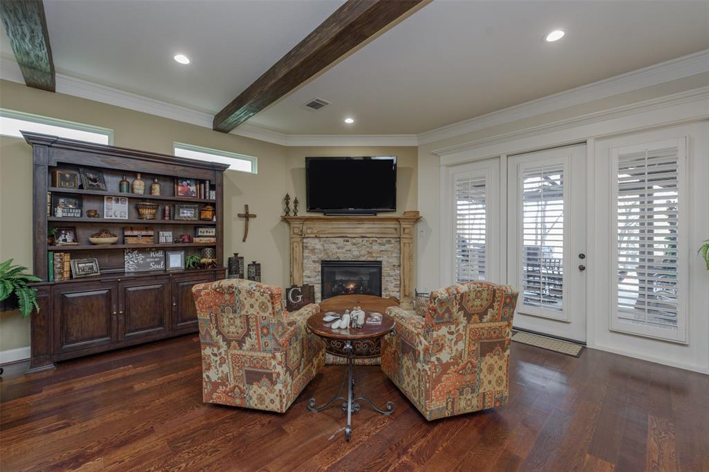 405 Dallas Street Property Photo 6