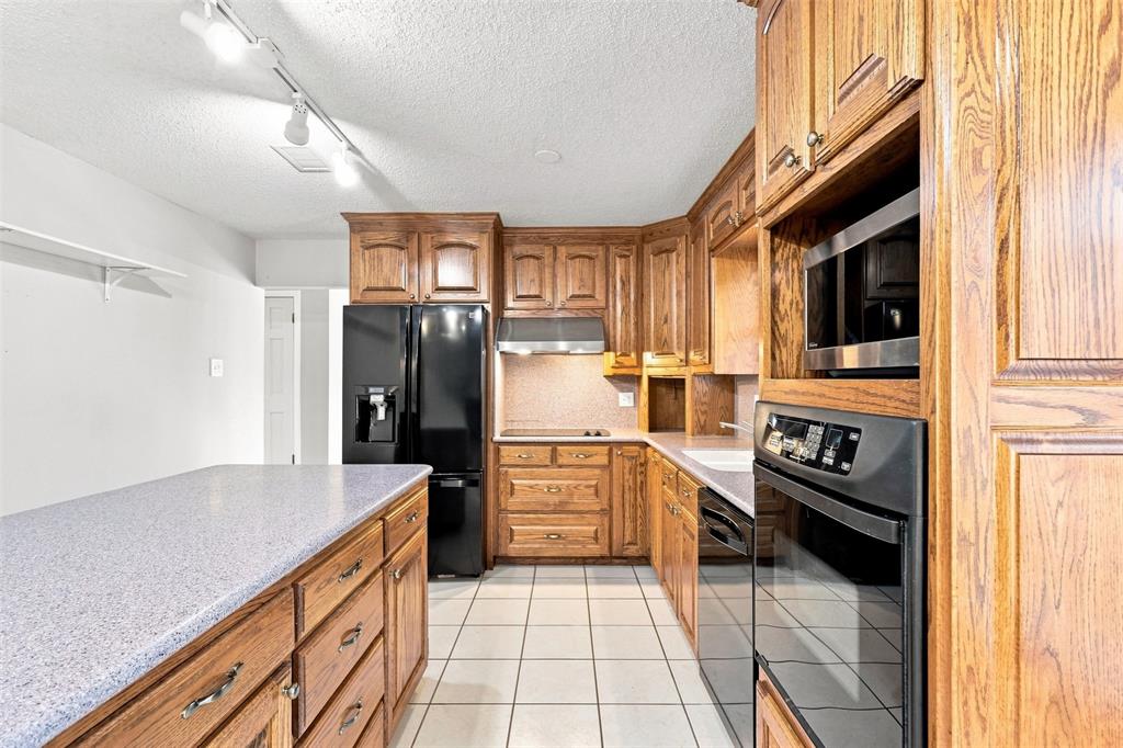 3904 Shady Valley Drive Property Photo 14