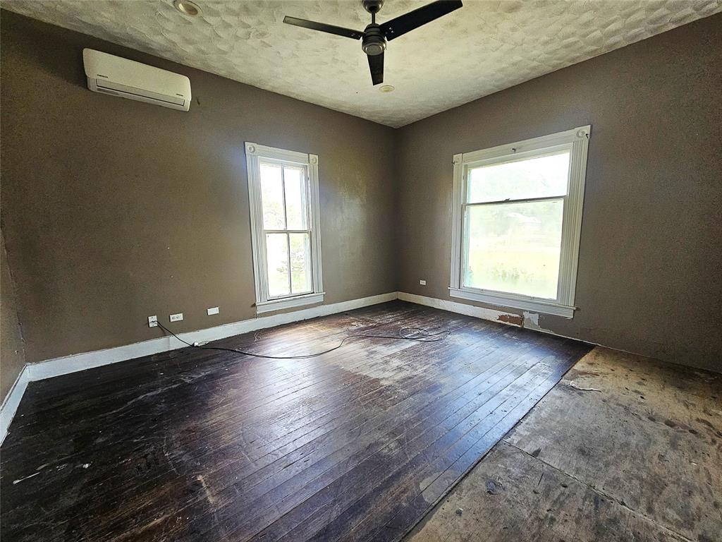402 E State Street Property Photo 4