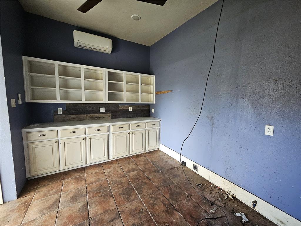 402 E State Street Property Photo 6