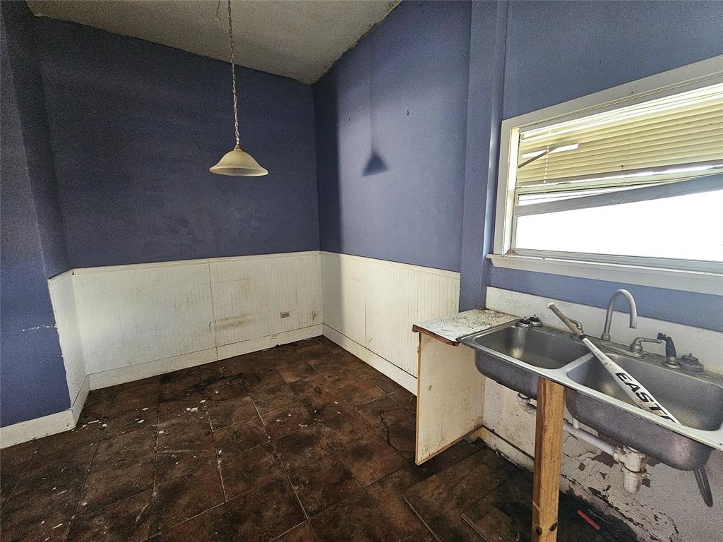 402 E State Street Property Photo 7