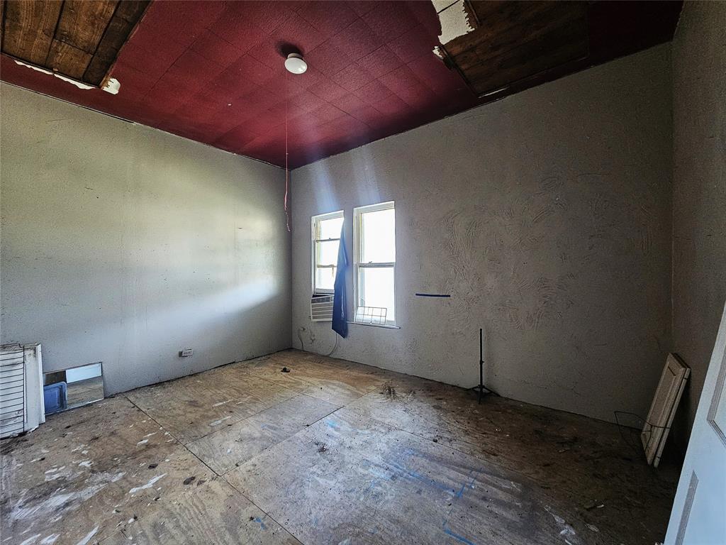 402 E State Street Property Photo 10