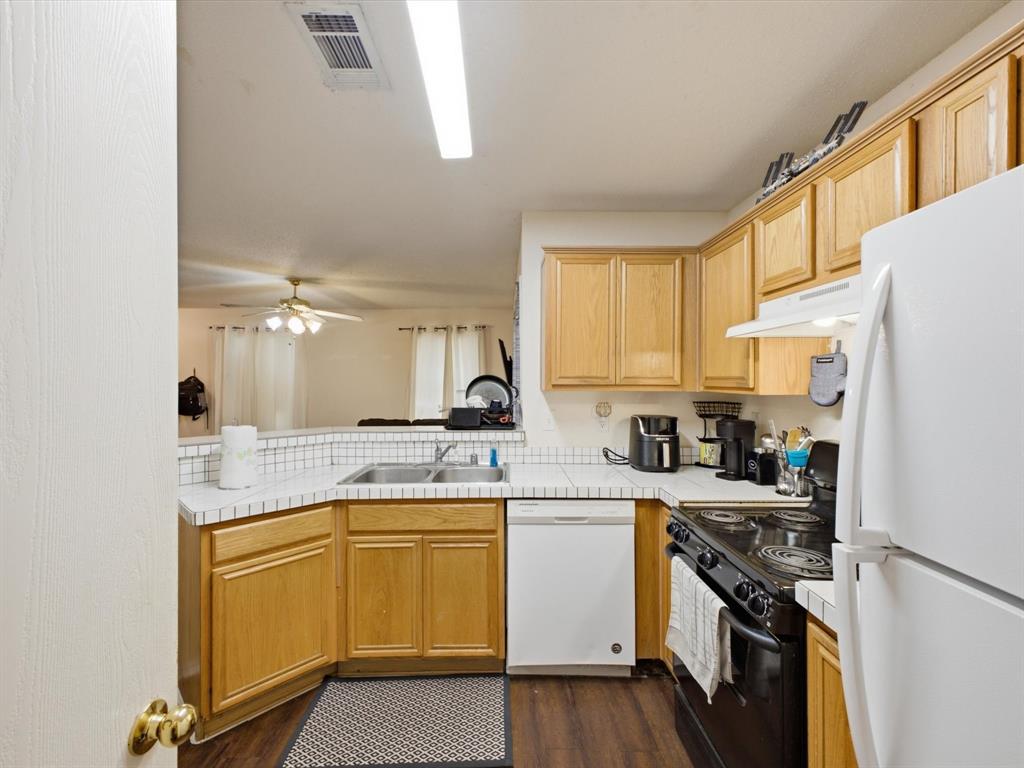 2001 Waleska Plaza Property Photo 8