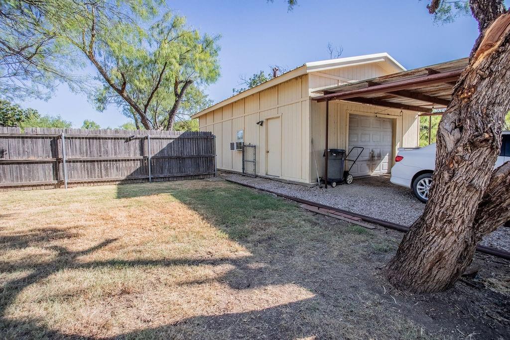 207 Roeser Street Property Photo 23