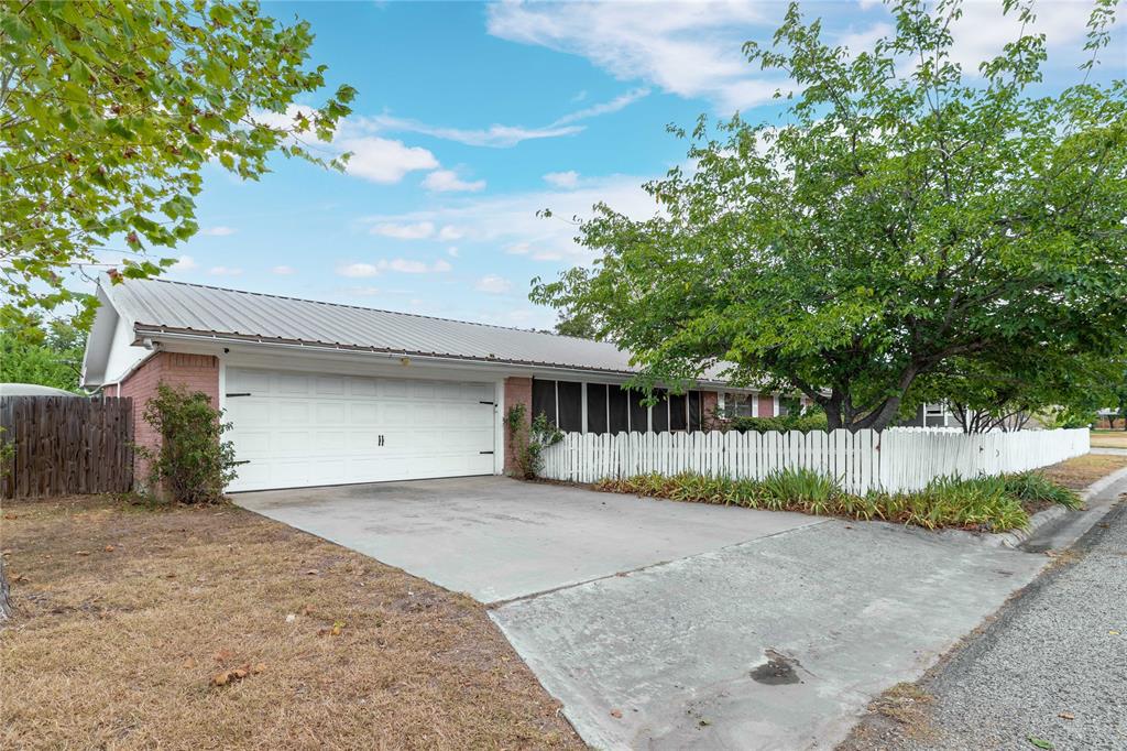 900 E Fitzgerald Street Property Photo 22