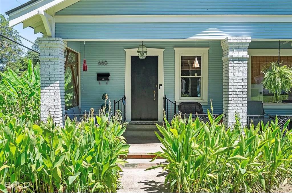 660 College Street Property Photo 3