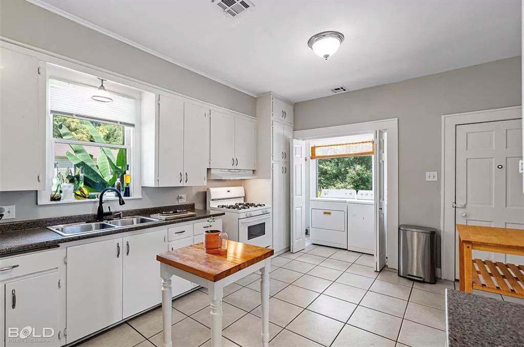 660 College Street Property Photo 10