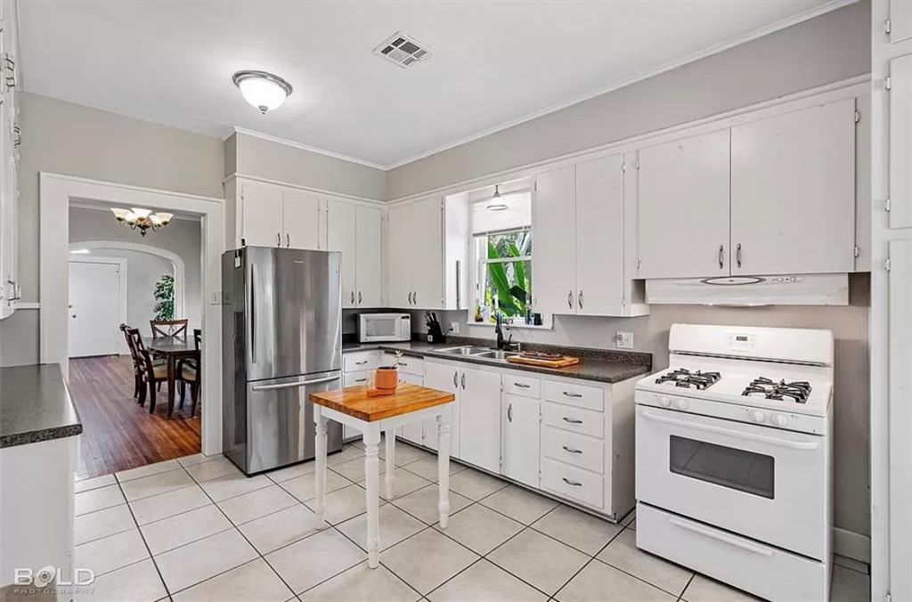 660 College Street Property Photo 12