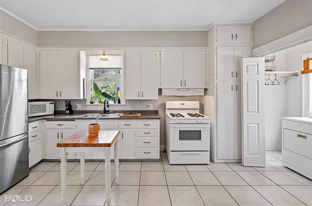 660 College Street Property Photo 13