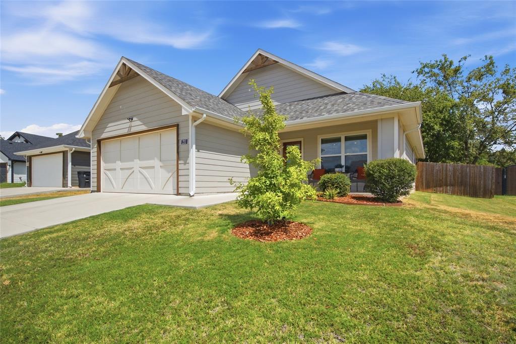 211 Clover Circle Property Photo 3
