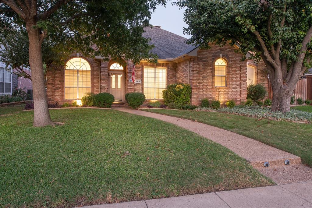 742 Yellowstone Drive Property Photo 1