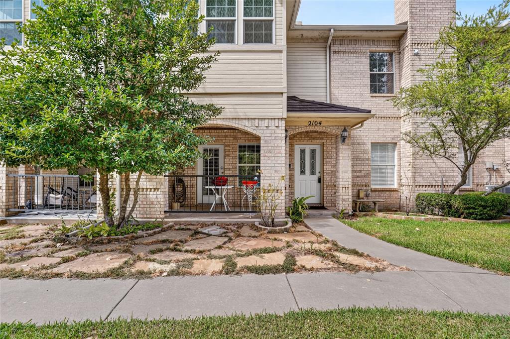 2104 Lakeforest Drive Property Photo 1