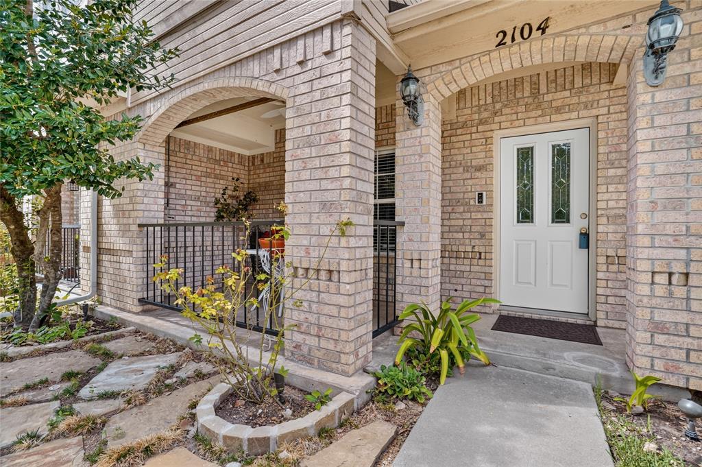 2104 Lakeforest Drive Property Photo 3