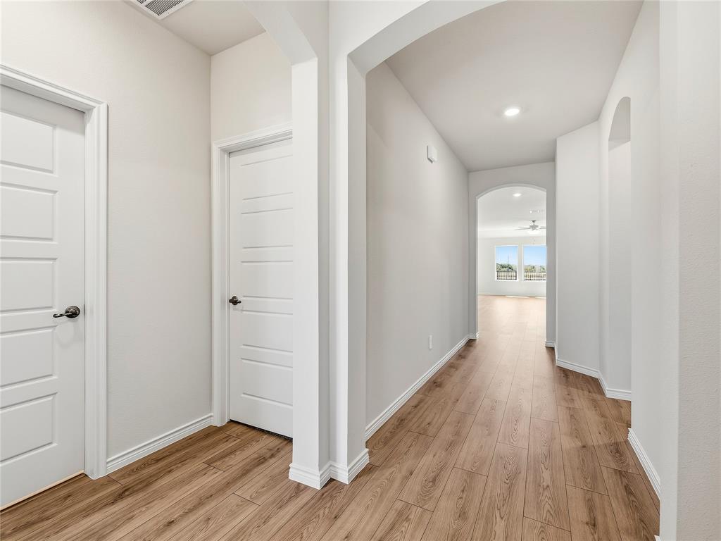 2504 Travis Street Property Photo 4