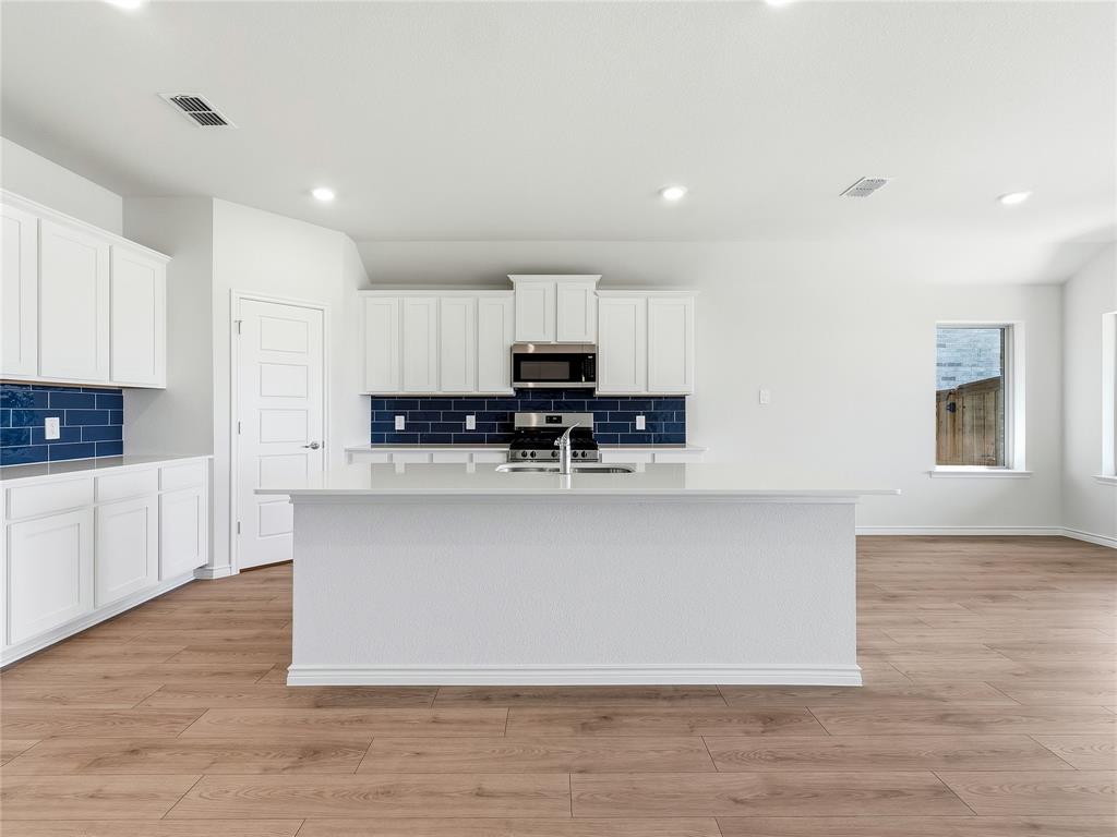 2504 Travis Street Property Photo 10