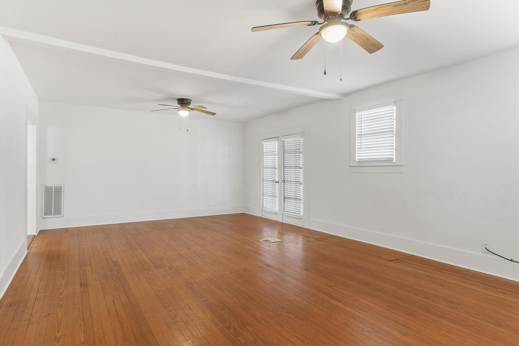 307 S Crockett Street Property Photo 4
