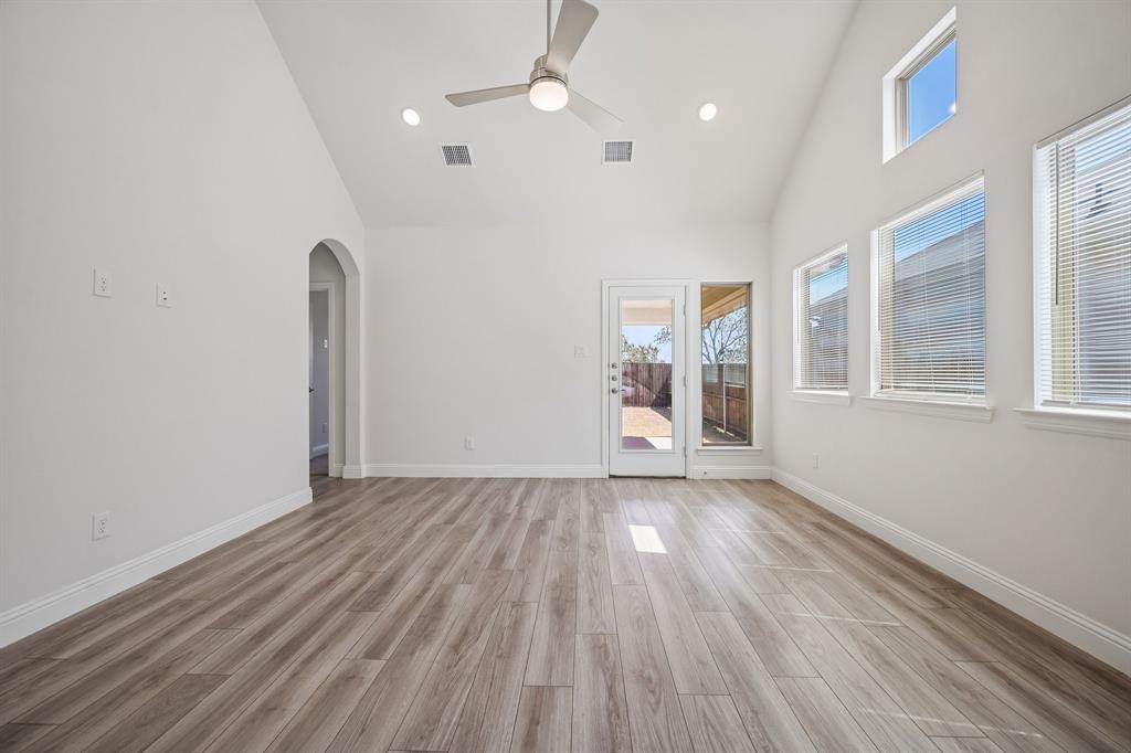 925 King Street Property Photo 10