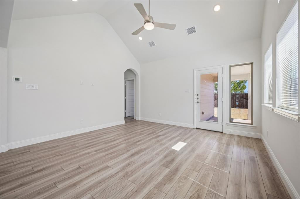 925 King Street Property Photo 14