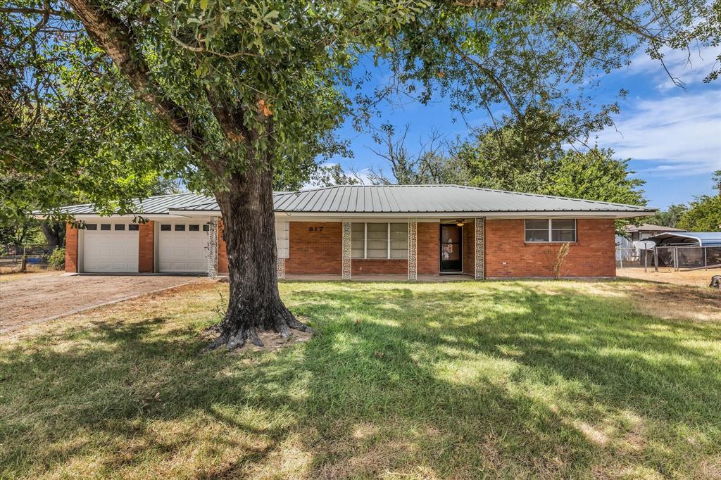 817 E Holly Lane Property Photo 1