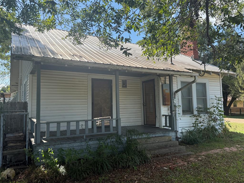 302 S Hogg Street Property Photo 1