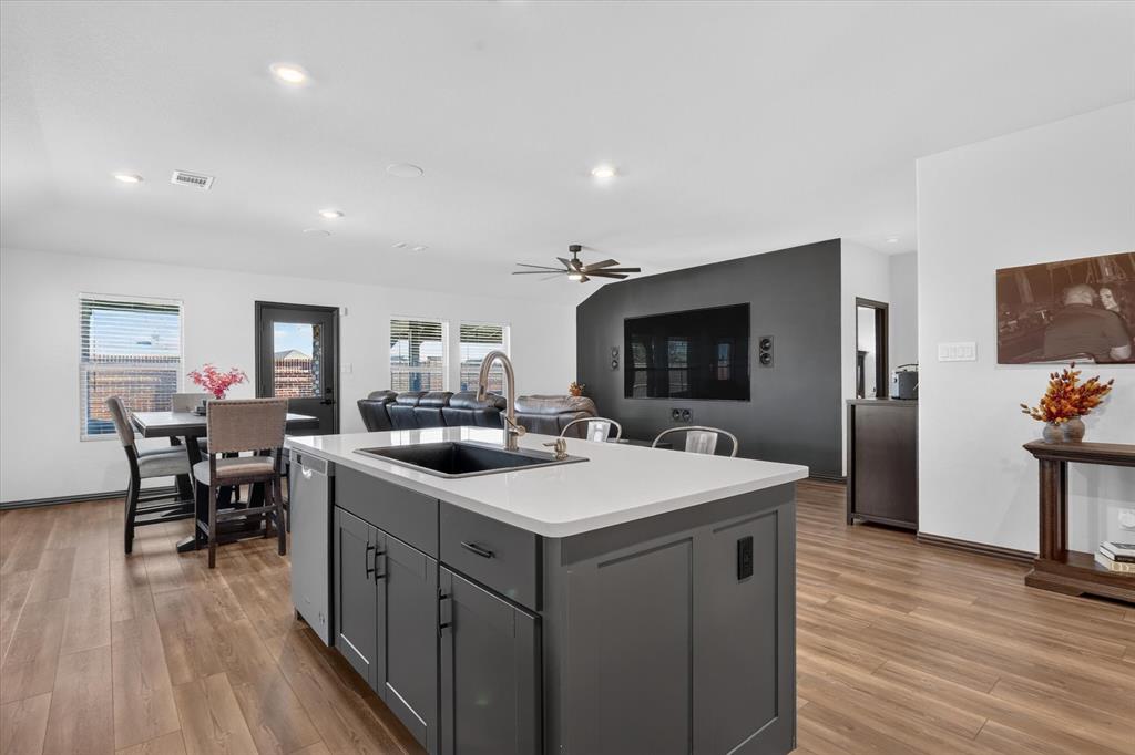 2128 Gill Star Drive Property Photo 2