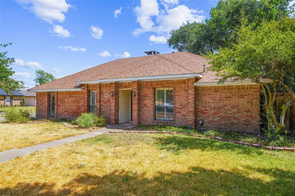 1602 Meadowglen Lane Property Photo 2