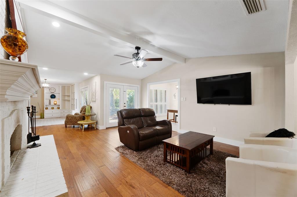 1602 Meadowglen Lane Property Photo 4