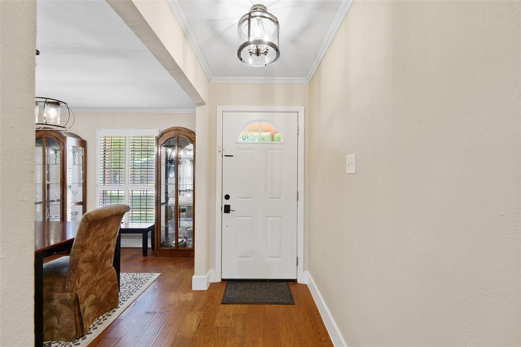 1602 Meadowglen Lane Property Photo 5