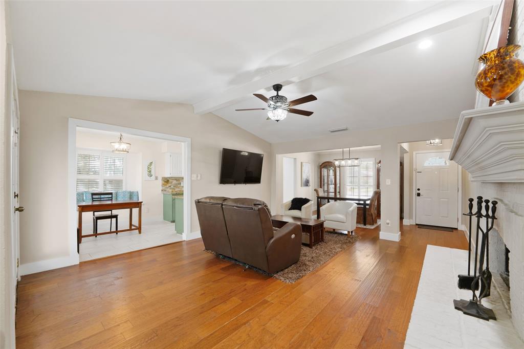 1602 Meadowglen Lane Property Photo 7