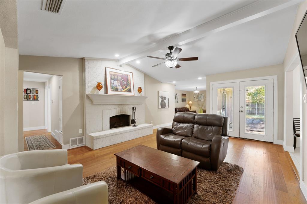 1602 Meadowglen Lane Property Photo 8