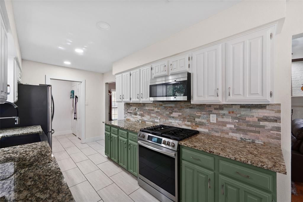 1602 Meadowglen Lane Property Photo 10