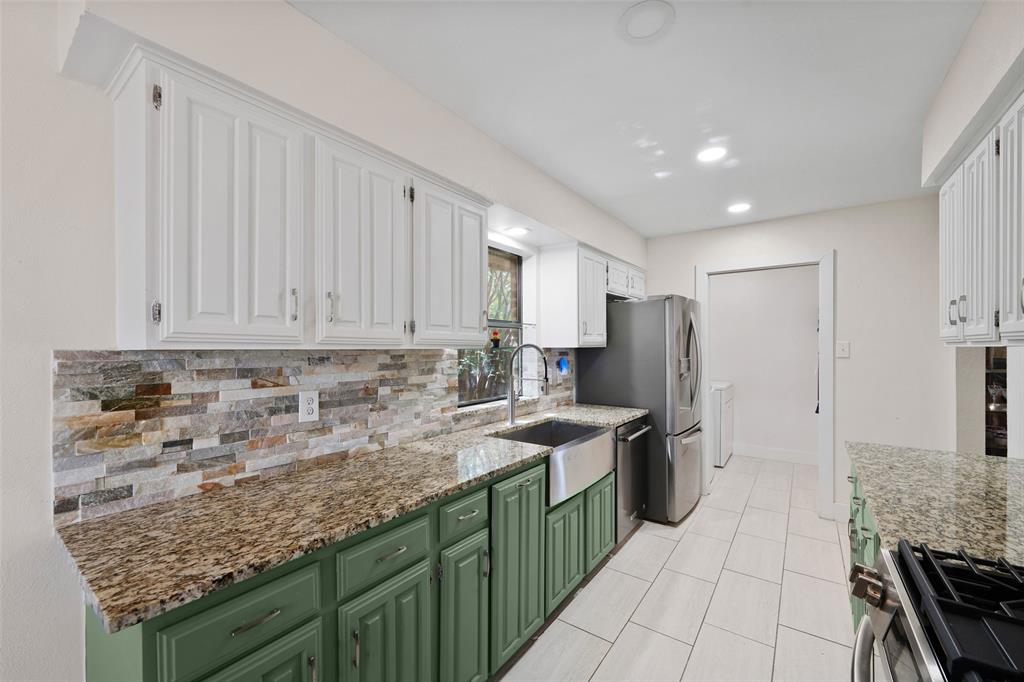 1602 Meadowglen Lane Property Photo 11