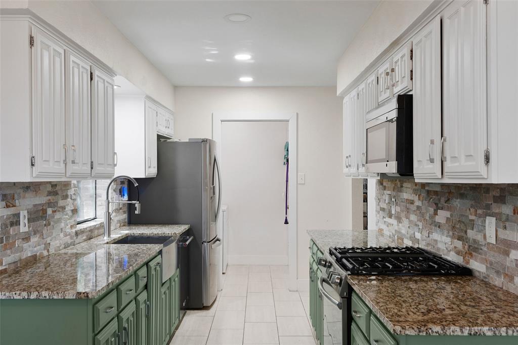 1602 Meadowglen Lane Property Photo 14