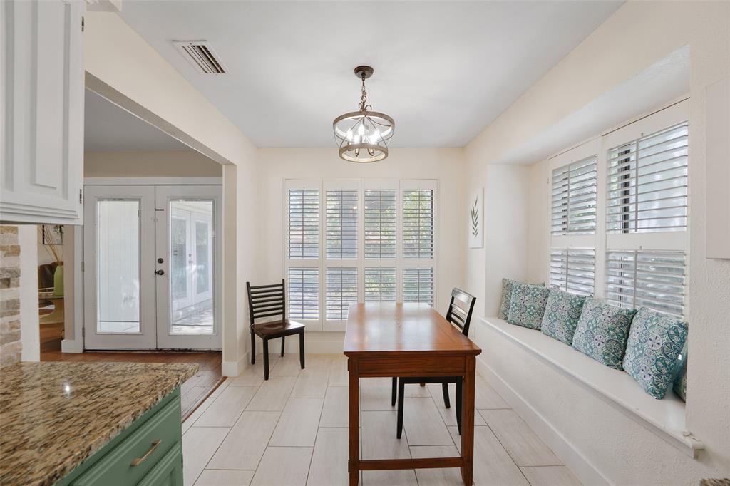 1602 Meadowglen Lane Property Photo 15