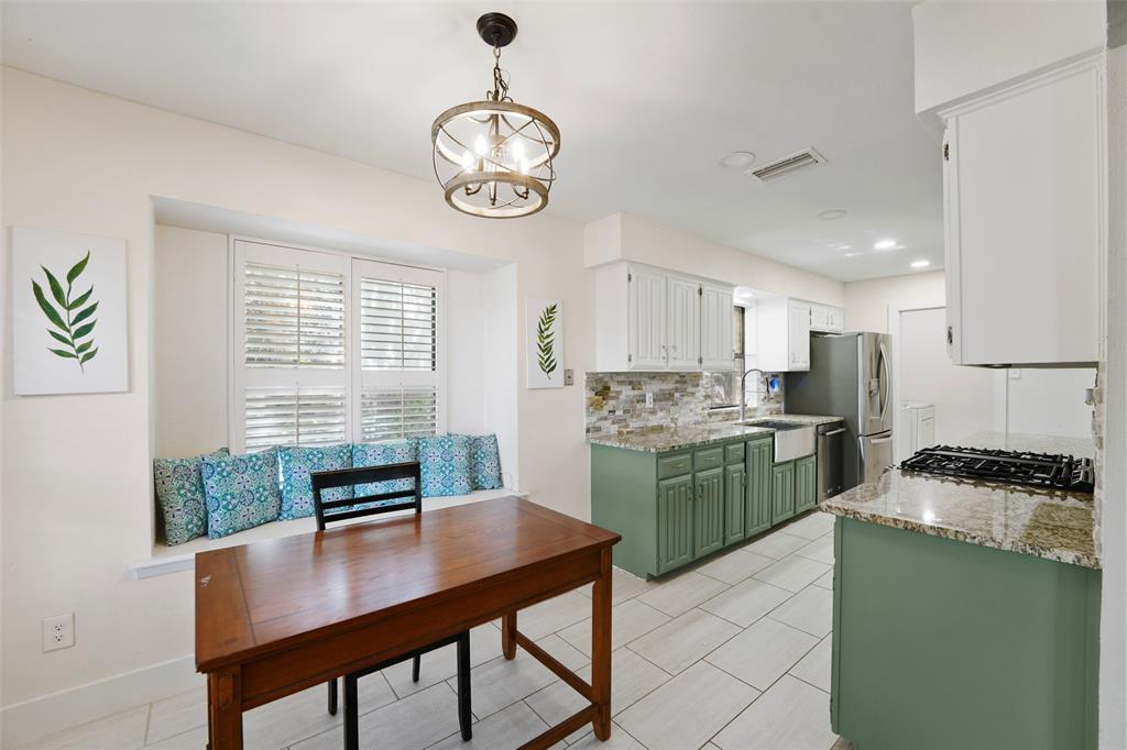 1602 Meadowglen Lane Property Photo 16