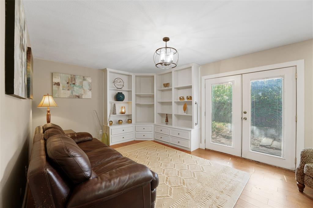 1602 Meadowglen Lane Property Photo 19