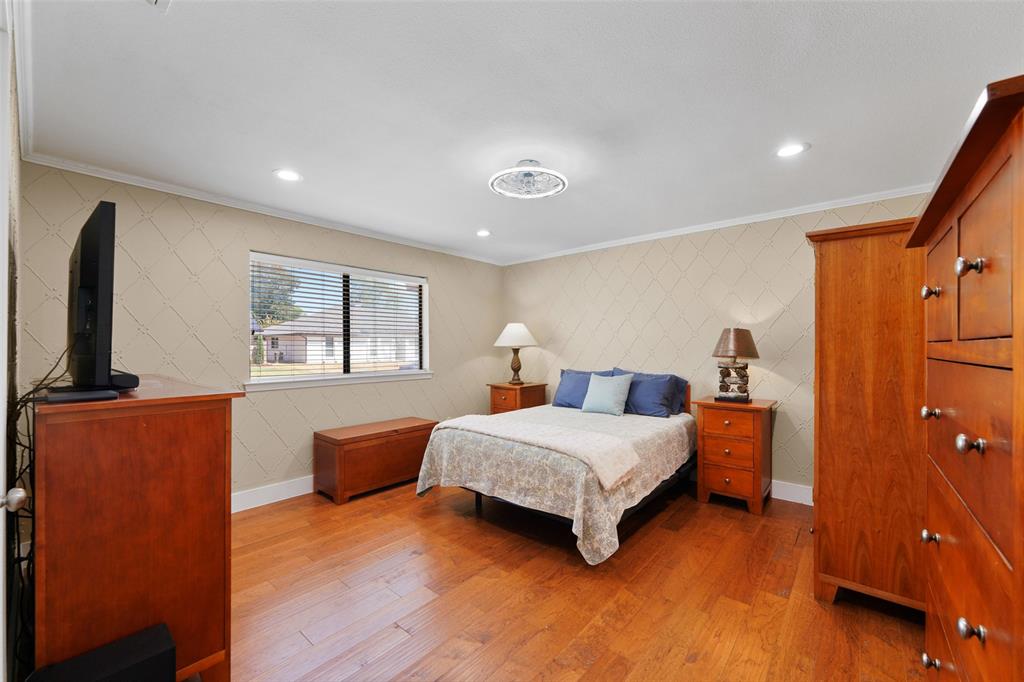 1602 Meadowglen Lane Property Photo 21