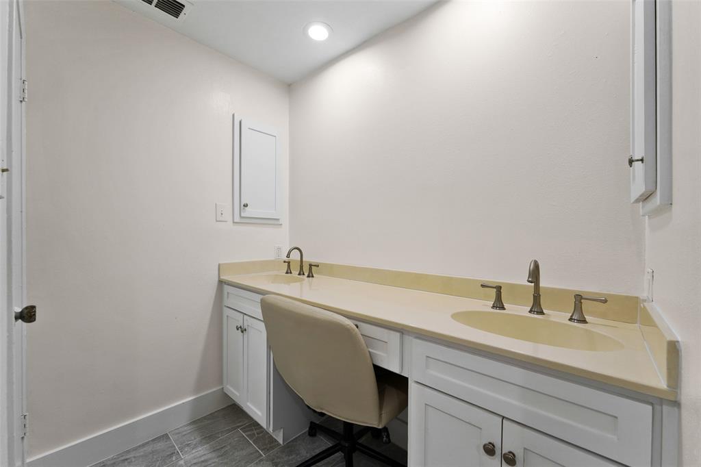 1602 Meadowglen Lane Property Photo 29