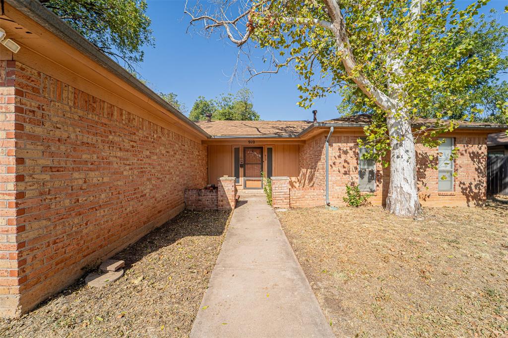 910 Meander Street Property Photo 3