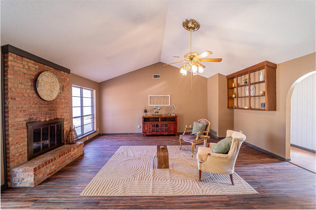 910 Meander Street Property Photo 4