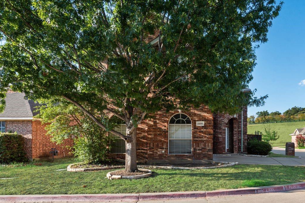 2300 Springmere Drive Property Photo 3