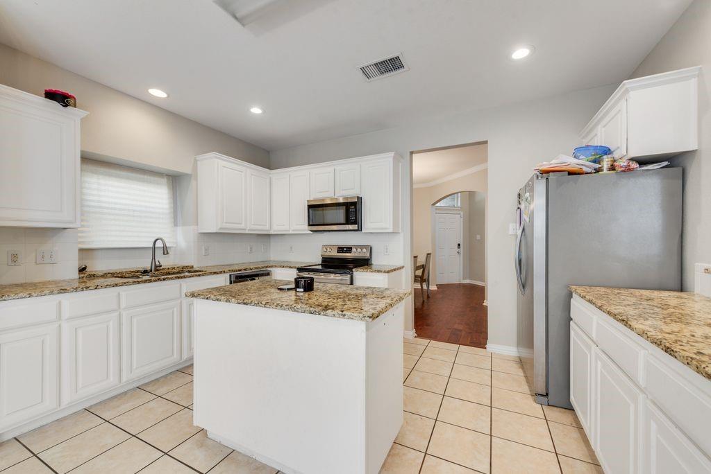 2300 Springmere Drive Property Photo 14