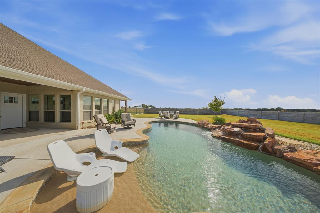 568 Crow Road Property Photo 4
