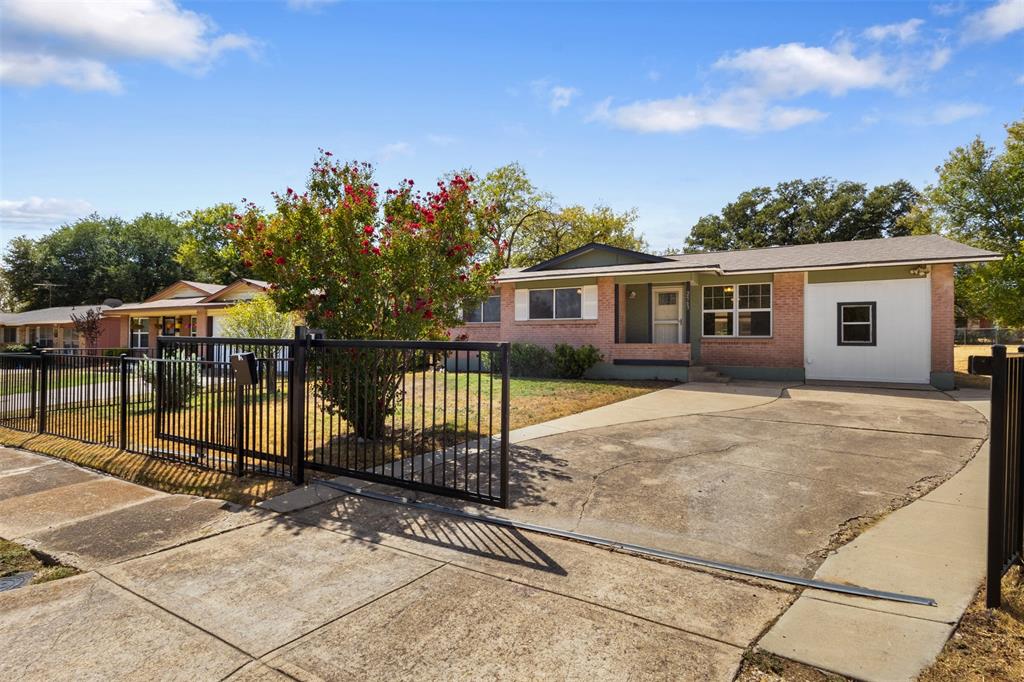 2563 Wood Valley Drive Property Photo 2