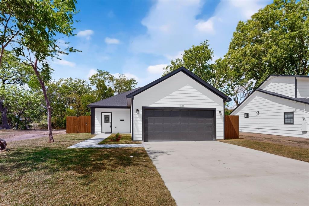 1308 E Collin Street Property Photo 1