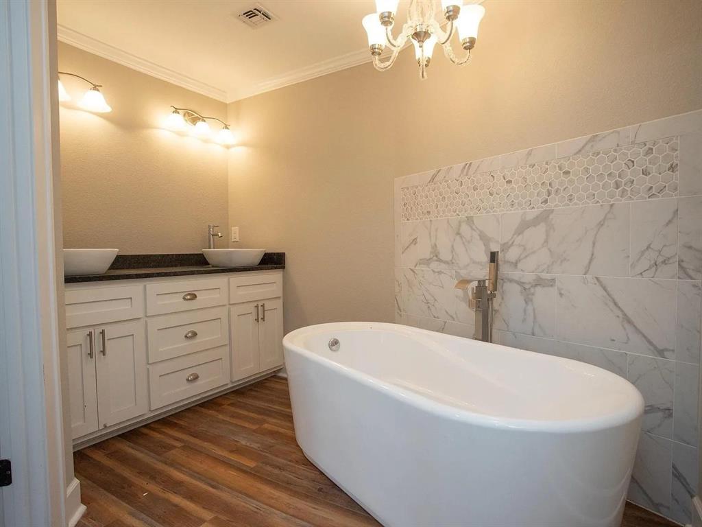 3936 College Street Property Photo 11