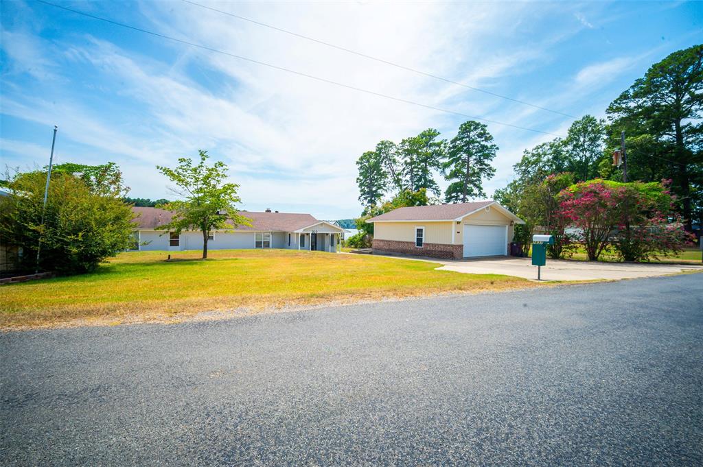 1637 Airport Loop Property Photo 1