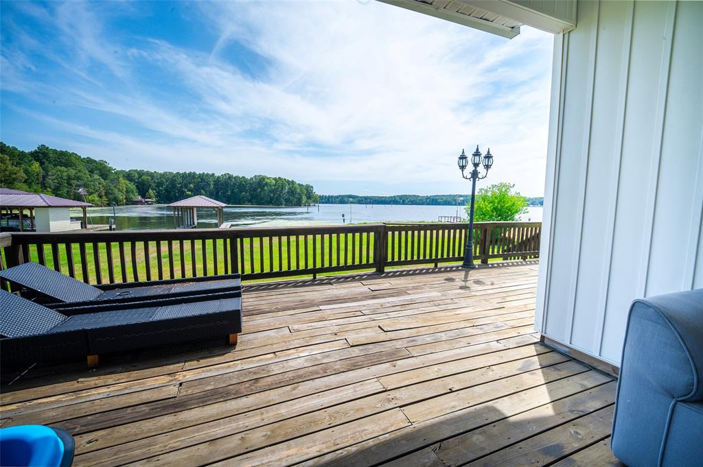 1637 Airport Loop Property Photo 1