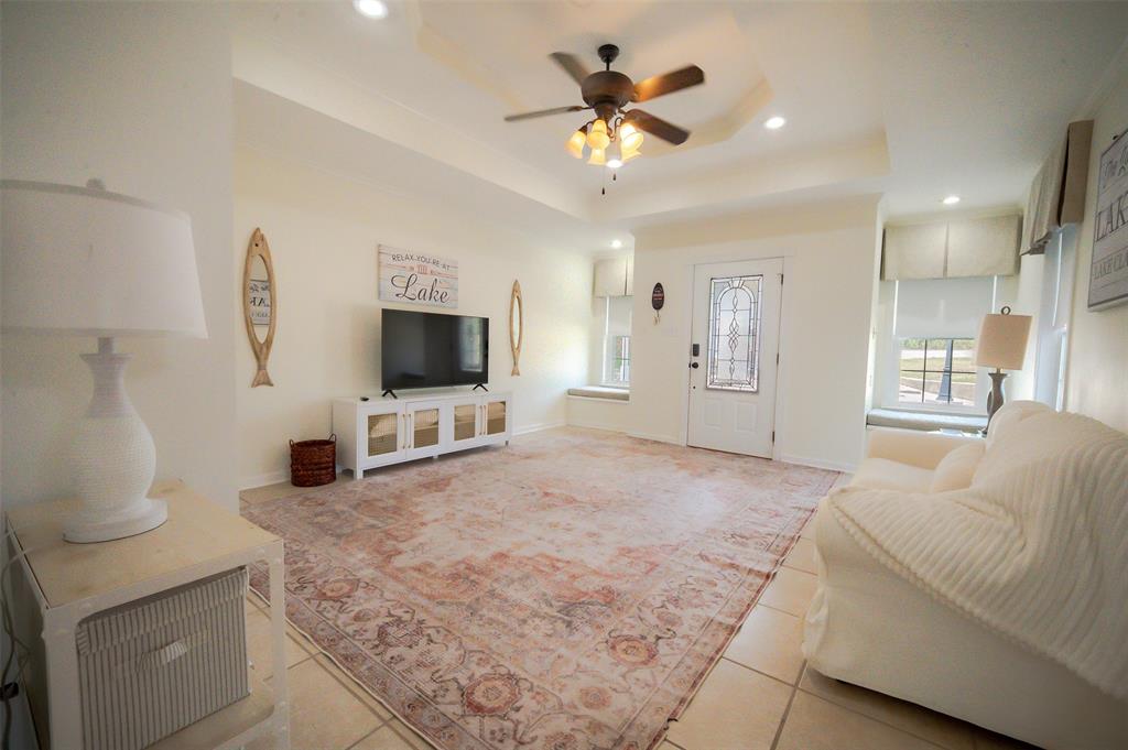 1637 Airport Loop Property Photo 3