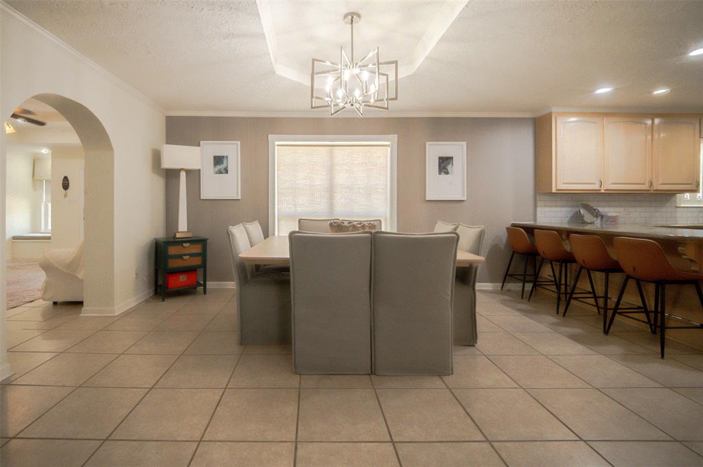 1637 Airport Loop Property Photo 4